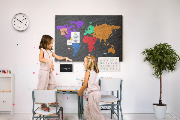 Weltkarte mit Korkrückwand farbenfrohes Design auf dunklem Hintergrund