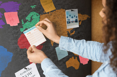 Weltkarte mit Korkrückwand farbenfrohes Design auf dunklem Hintergrund
