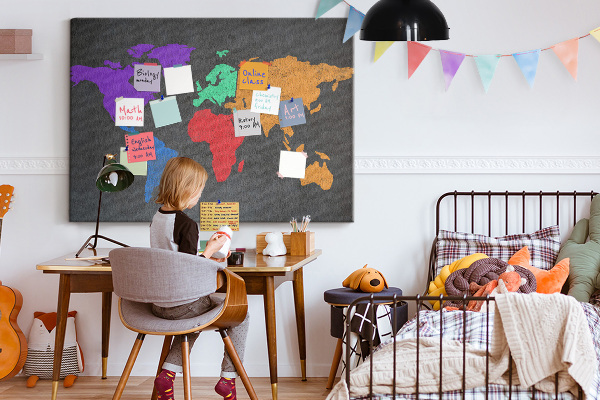 Weltkarte mit Korkrückwand farbenfrohes Design auf dunklem Hintergrund