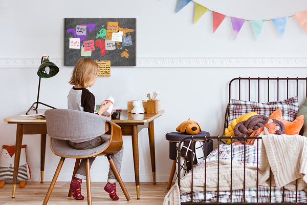 Weltkarte mit Korkrückwand farbenfrohes Design auf dunklem Hintergrund