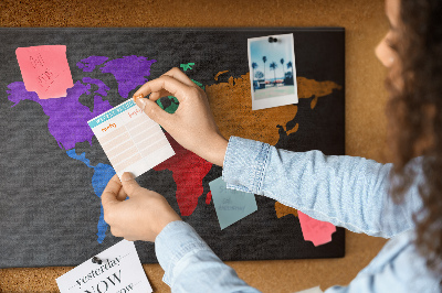 Weltkarte mit Korkrückwand farbenfrohes Design auf dunklem Hintergrund