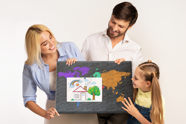 Weltkarte mit Korkrückwand farbenfrohes Design auf dunklem Hintergrund