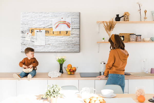 Korktafel mit Motiv Familienerinnerungen auf Holzgrund