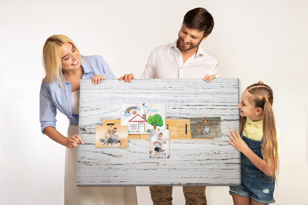 Korktafel mit Motiv Familienerinnerungen auf Holzgrund