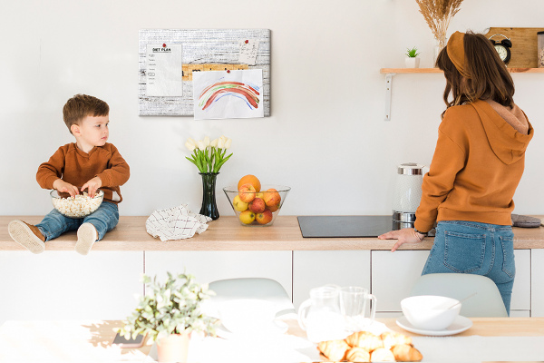 Korktafel mit Motiv Familienerinnerungen auf Holzgrund