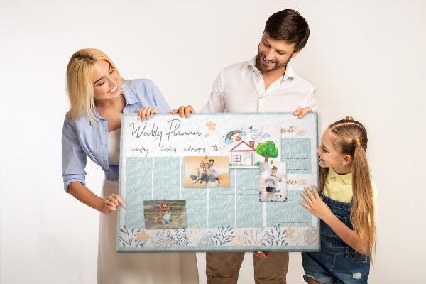 Korkpinnwand mit Blumenmuster und Wochenplan