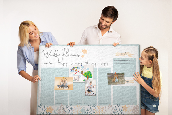 Korkpinnwand mit Blumenmuster und Wochenplan