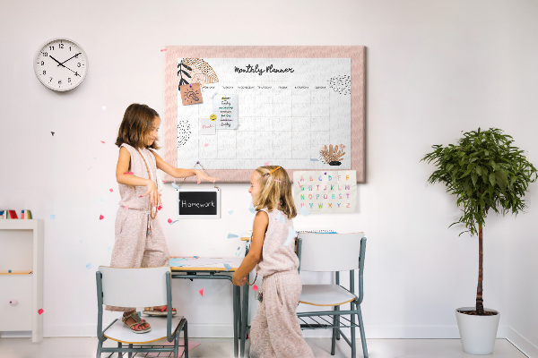 Korktafel stilvoller Monatsplaner mit floralen Akzenten