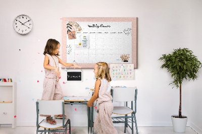Korktafel stilvoller Monatsplaner mit floralen Akzenten