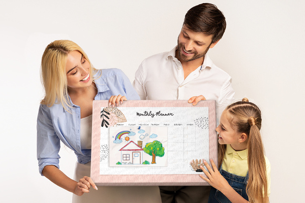 Korktafel stilvoller Monatsplaner mit floralen Akzenten