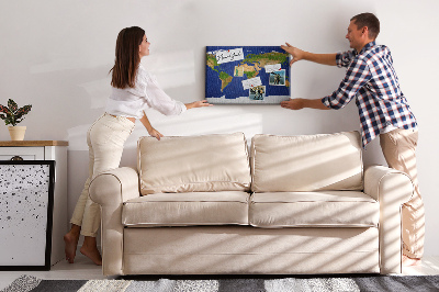 Korkbild Weltkarte mit farbigen Stecknadeln
