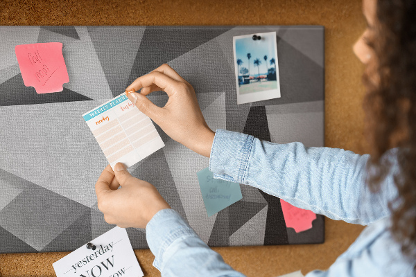 Bild mit Korkrückwand abstrakte geometrische Formen in Grau und Schwarz