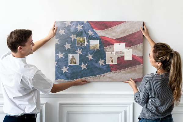 Korktafel mit Motiv der amerikanischen Flagge mit markanten Sternen