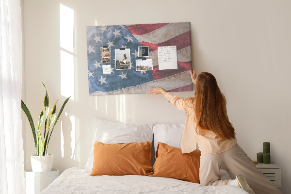 Korktafel mit Motiv der amerikanischen Flagge mit markanten Sternen