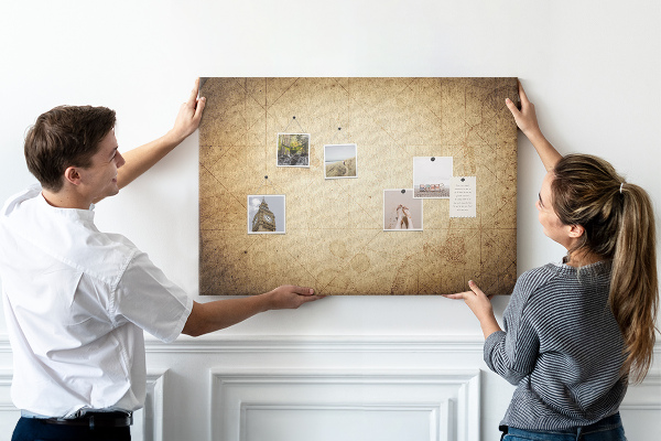 Weltkarte mit Korkrückwand antike Darstellung mit markierten Punkten