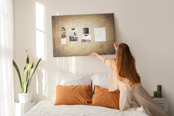 Weltkarte mit Korkrückwand antike Darstellung mit markierten Punkten