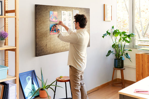 Weltkarte mit Korkrückwand antike Darstellung mit markierten Punkten