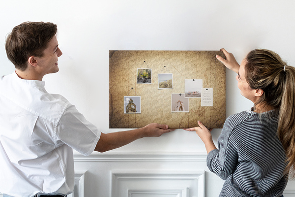 Weltkarte mit Korkrückwand antike Darstellung mit markierten Punkten