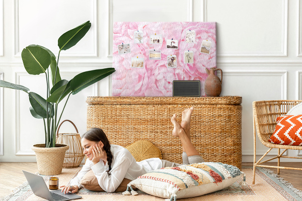 Bild mit Korkrückwand rosa Pfingstrosen in einem zarten Farbton