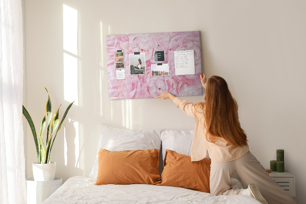 Bild mit Korkrückwand rosa Pfingstrosen in einem zarten Farbton
