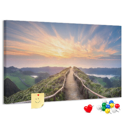 Pinnwand aus Kork mit Motiv eines malerischen Bergpfads bei Sonnenuntergang