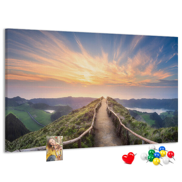 Pinnwand aus Kork mit Motiv eines malerischen Bergpfads bei Sonnenuntergang