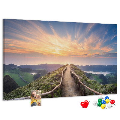 Pinnwand aus Kork mit Motiv eines malerischen Bergpfads bei Sonnenuntergang