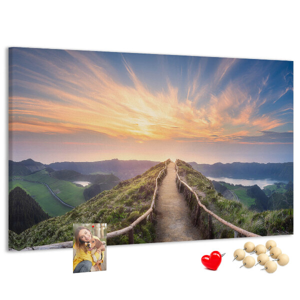 Pinnwand aus Kork mit Motiv eines malerischen Bergpfads bei Sonnenuntergang