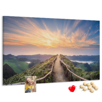 Pinnwand aus Kork mit Motiv eines malerischen Bergpfads bei Sonnenuntergang