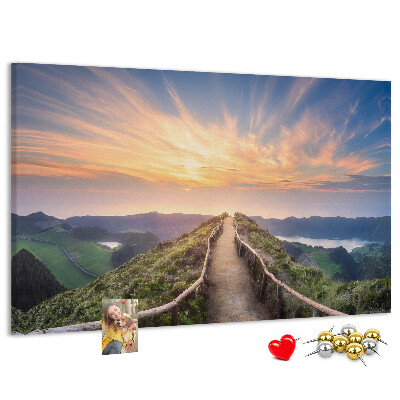 Pinnwand aus Kork mit Motiv eines malerischen Bergpfads bei Sonnenuntergang