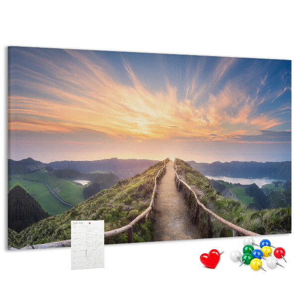 Pinnwand aus Kork mit Motiv eines malerischen Bergpfads bei Sonnenuntergang