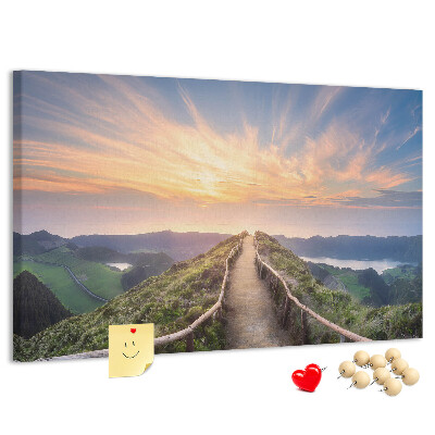 Pinnwand aus Kork mit Motiv eines malerischen Bergpfads bei Sonnenuntergang