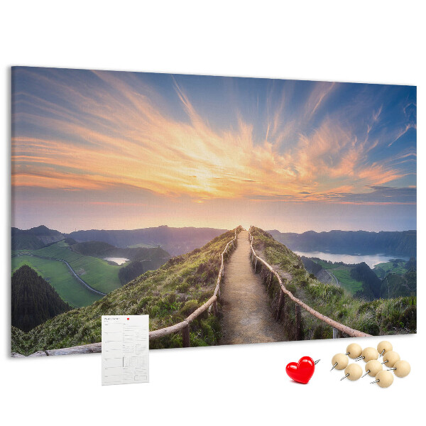 Pinnwand aus Kork mit Motiv eines malerischen Bergpfads bei Sonnenuntergang