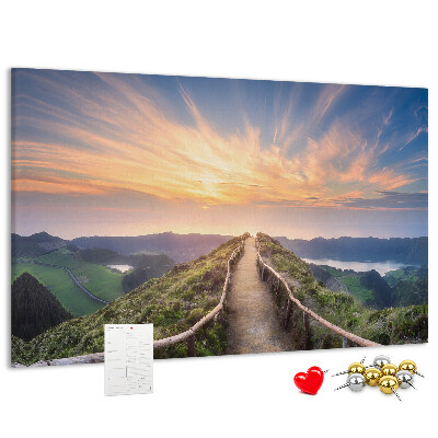Pinnwand aus Kork mit Motiv eines malerischen Bergpfads bei Sonnenuntergang