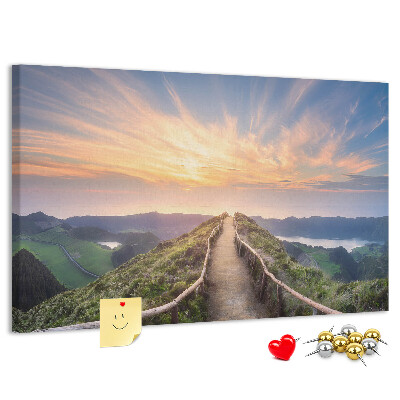 Pinnwand aus Kork mit Motiv eines malerischen Bergpfads bei Sonnenuntergang