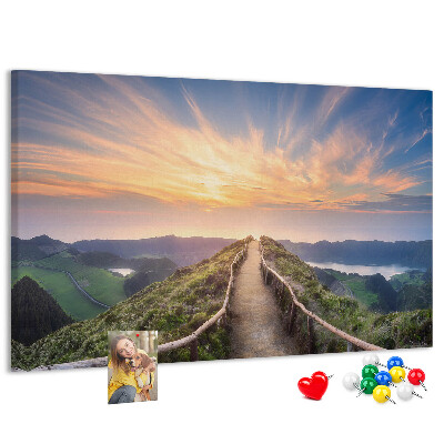 Pinnwand aus Kork mit Motiv eines malerischen Bergpfads bei Sonnenuntergang