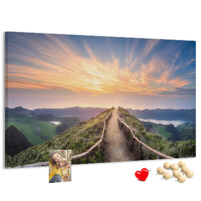 Pinnwand aus Kork mit Motiv eines malerischen Bergpfads bei Sonnenuntergang