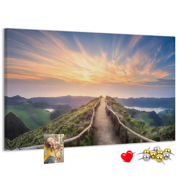 Pinnwand aus Kork mit Motiv eines malerischen Bergpfads bei Sonnenuntergang