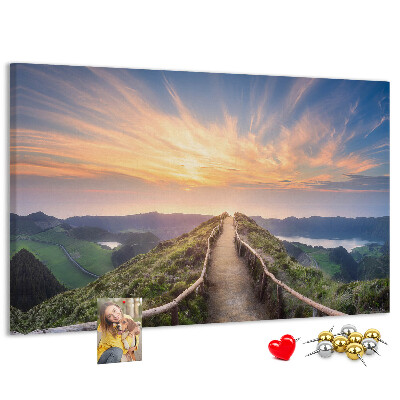 Pinnwand aus Kork mit Motiv eines malerischen Bergpfads bei Sonnenuntergang