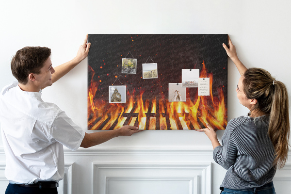 Bilder mit Korkrückwand brennendes Feuer vor einem Grillrost