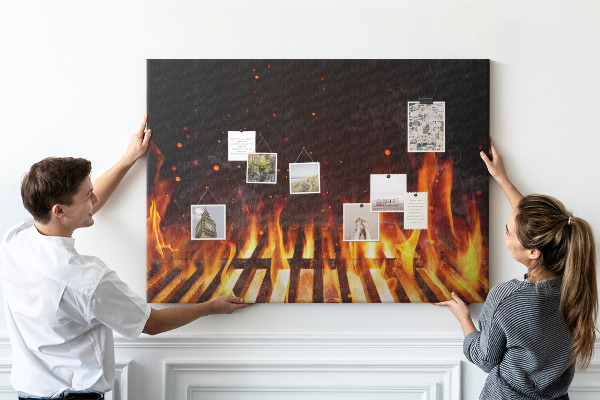 Bilder mit Korkrückwand brennendes Feuer vor einem Grillrost