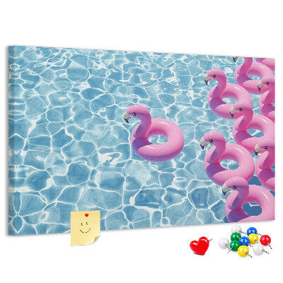 Kork-Pinnwand mit Motiv Rosa Flamingos vor dem blauen Wasser