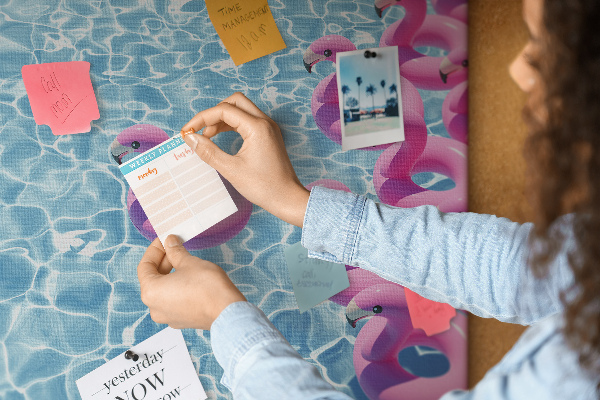 Kork-Pinnwand mit Motiv Rosa Flamingos vor dem blauen Wasser