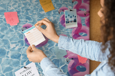 Kork-Pinnwand mit Motiv Rosa Flamingos vor dem blauen Wasser