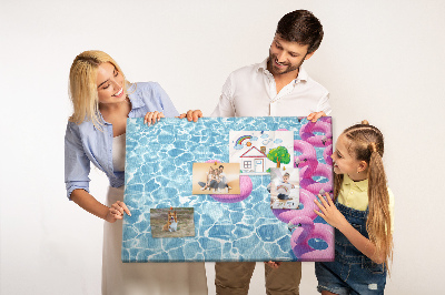 Kork-Pinnwand mit Motiv Rosa Flamingos vor dem blauen Wasser