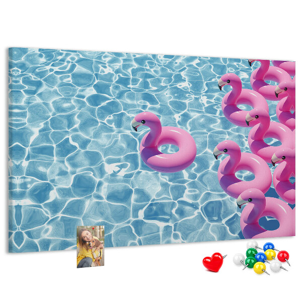 Kork-Pinnwand mit Motiv Rosa Flamingos vor dem blauen Wasser