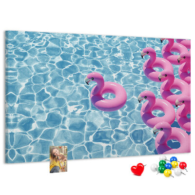 Kork-Pinnwand mit Motiv Rosa Flamingos vor dem blauen Wasser