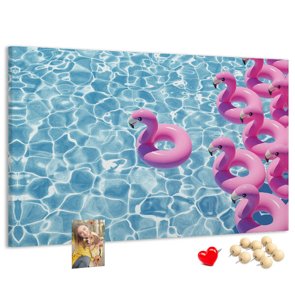 Kork-Pinnwand mit Motiv Rosa Flamingos vor dem blauen Wasser