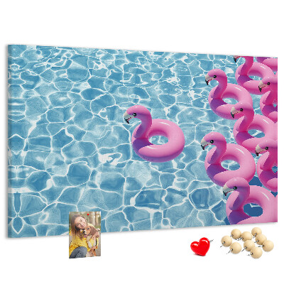 Kork-Pinnwand mit Motiv Rosa Flamingos vor dem blauen Wasser