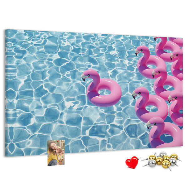 Kork-Pinnwand mit Motiv Rosa Flamingos vor dem blauen Wasser